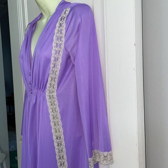 Vtg 60s Gossard Artimis lavender with cream lace long nylon robe & gown set - Picture 4 of 12